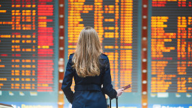 Junge Reisende am Flughafen © Ekaterina Pokrovsky, stock.adobe.com