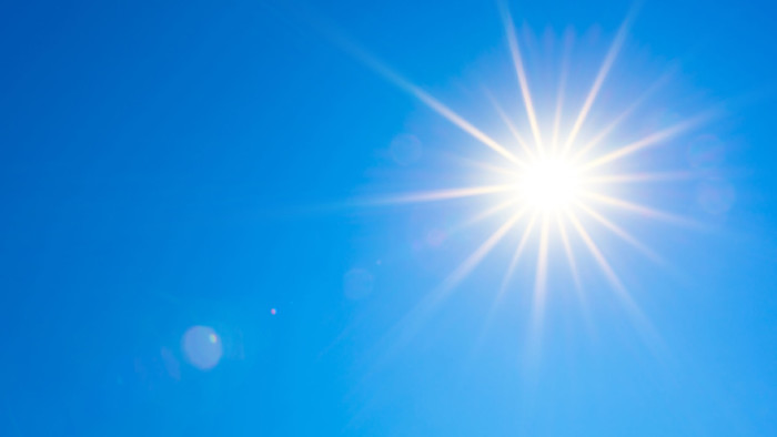 © John Smith, Adobe Stock Sonnenschein und blauer Himmel