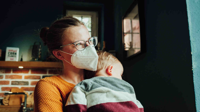 © pascalskwara, stock.adobe.com Frau mit Maske und Baby auf dem Arm © pascalskwara, stock.adobe.com