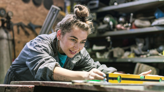 © aerogondo , stock.adobe.com Junge Arbeitnehmerin in der Werkstatt © aerogondo , stock.adobe.com