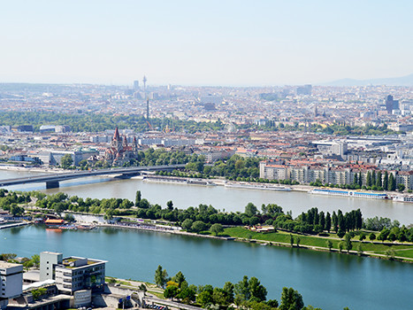 Wien von oben © johnmerlin, Fotolia Blick über Wien mit Donau und Donauinsel © johnmerlin, Fotolia