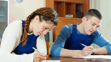 Paar beim Ausfüllen eines Formulares © JackF, Fotolia.com