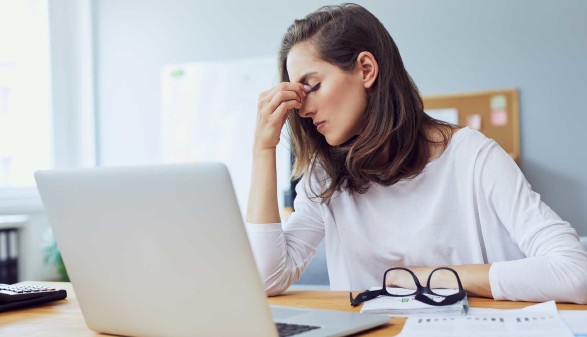 Verzweifelte Arbeitnehmerin © baranq, adobe.stock.com