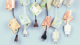 Stecker und Euroscheine © vejaa, stock.adobe.com