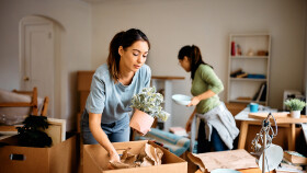Zwei junge Frauen packen Umzugskisten &copy; Drazen, stock.adobe.com