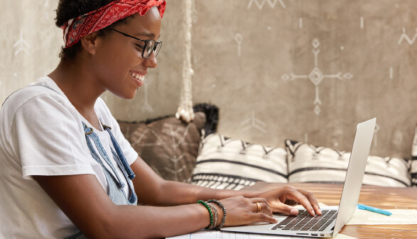Junge Frau arbeitet am Laptop © Wayhome Studio, stock.adobe.com