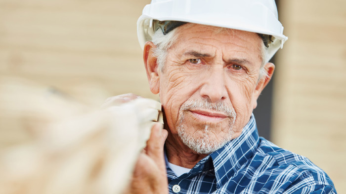 Älterer Handwerker mit Schutzhelm