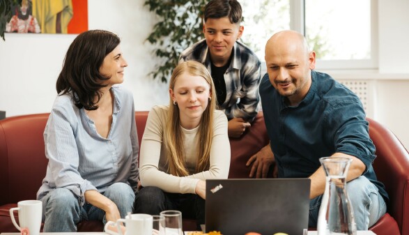 AK Expert:innen mit Schüler:innen auf der Berufsinfomesse L14