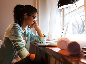 Crowdwork, Heimarbeit, Studentin, freie Dienstnehmer, Weiterbildung, Lernen, Computer, Laptop © Fotolia.com/SolisImages, AK Stmk