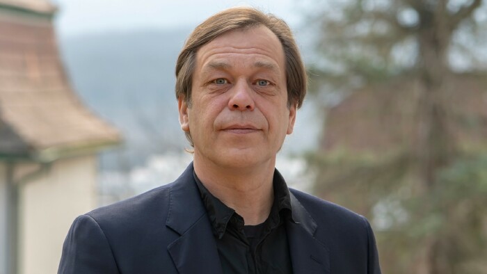 © Anelo, stock.adobe.com Älterer Herr mit müdem Blick
