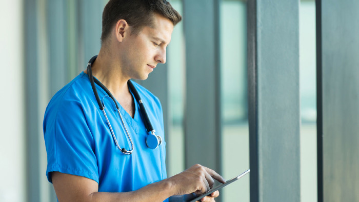 © michaeljung/stock.adobe.com Pfleger mit Tablet