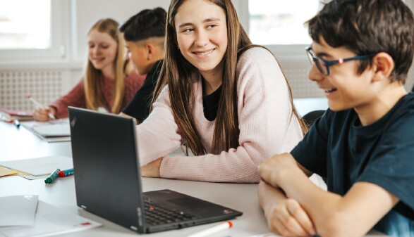 Sch&uuml;ler:innen sitzen im Klassenraum