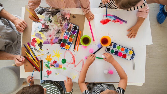 Kindergartenkinder beim Malen