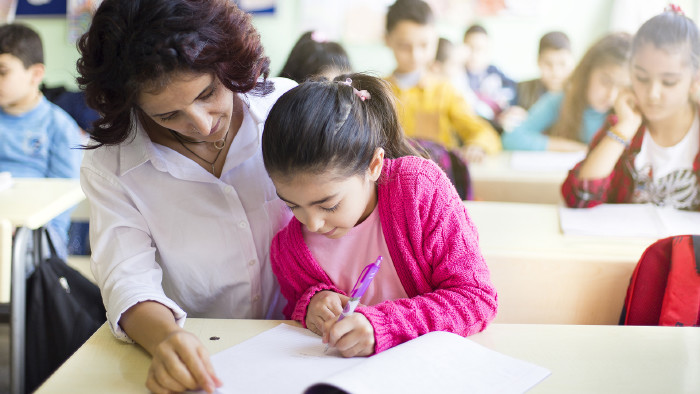 Lehrerin hilft Schülerin