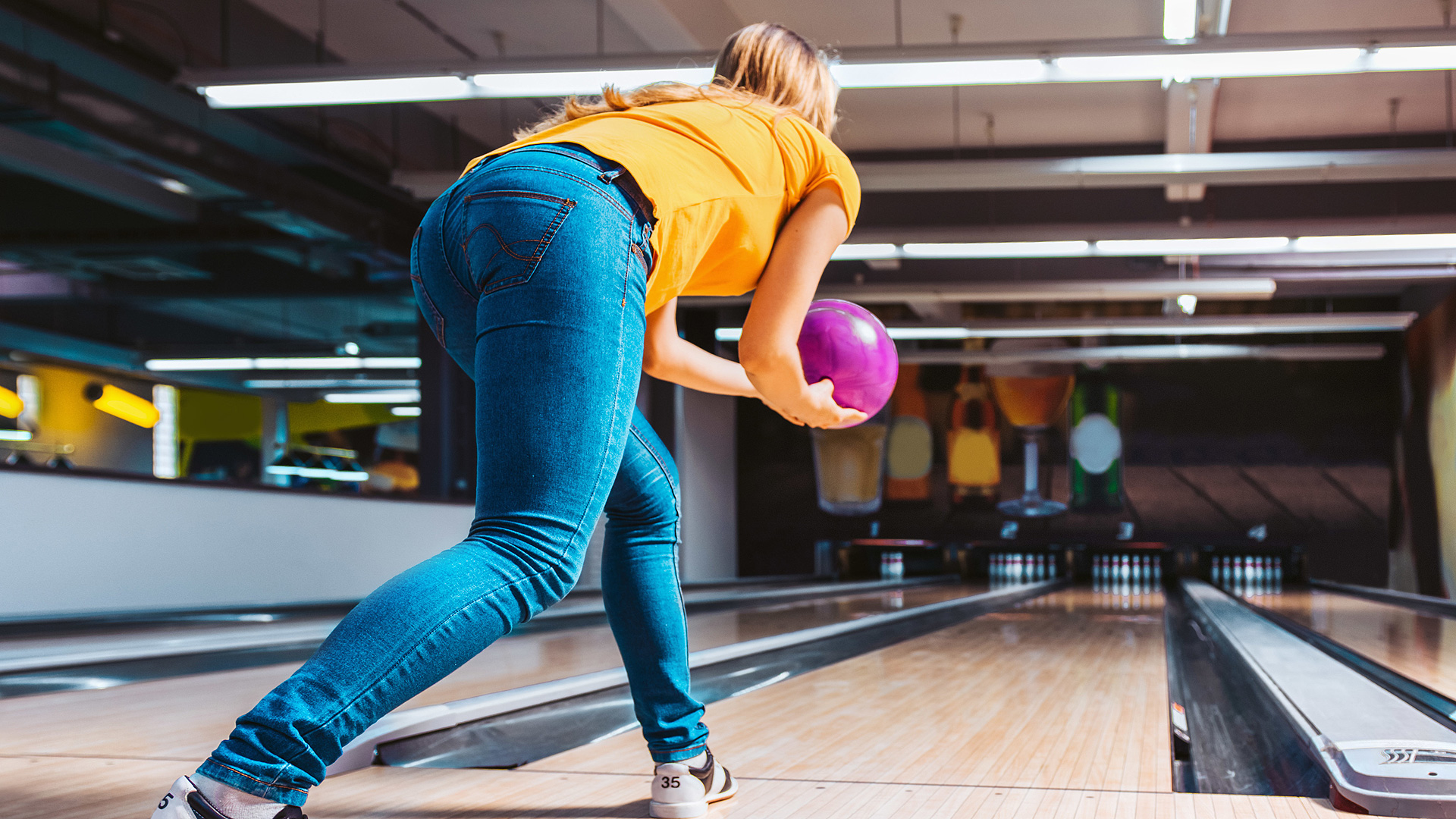Обмотки для пальчиков на боулинге. Джинсы боулинг бизнесмен. Парни в боулинге. Игра в боулинг фото. Джинсы боулинг бизнесмен.